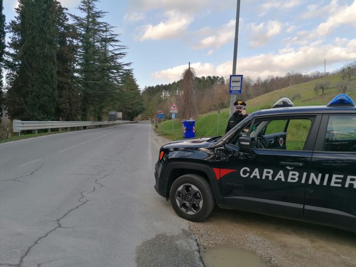 Scaglia frecce dal balcone dopo una lite a Torino, fermato un 35enne