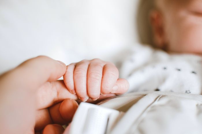 Papà triestino aiuta la compagna a far nascere il bimbo in casa con l'aiuto al telefono di un infermiere