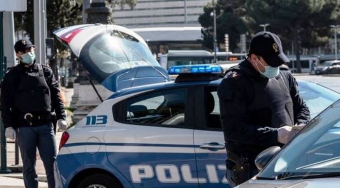 Lascia le figlie al bar, denunciato per abbandono di minori a Napoli 