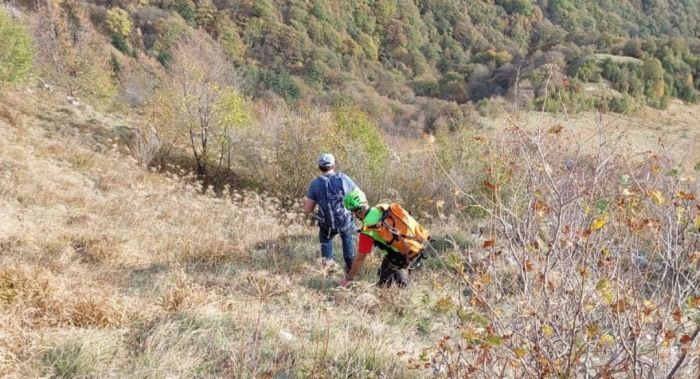 Va a funghi e perde il percorso: chiama il soccorso alpino ma nel frattempo trova la strada