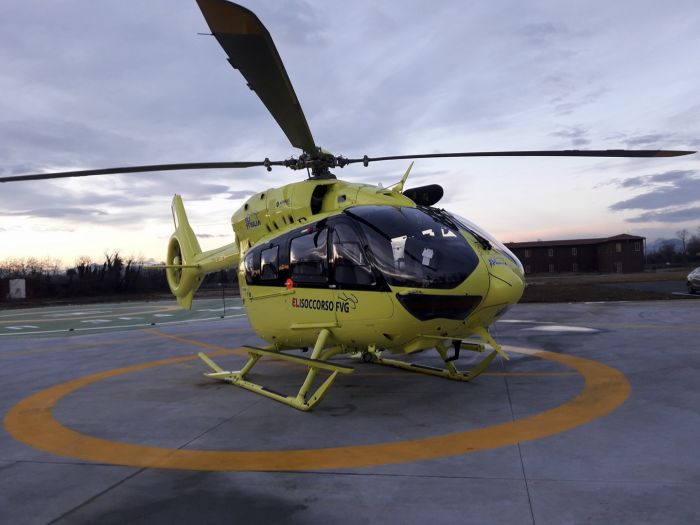Fvg, perde il controllo della moto rovinando malamente a terra: elitrasportato all'ospedale 