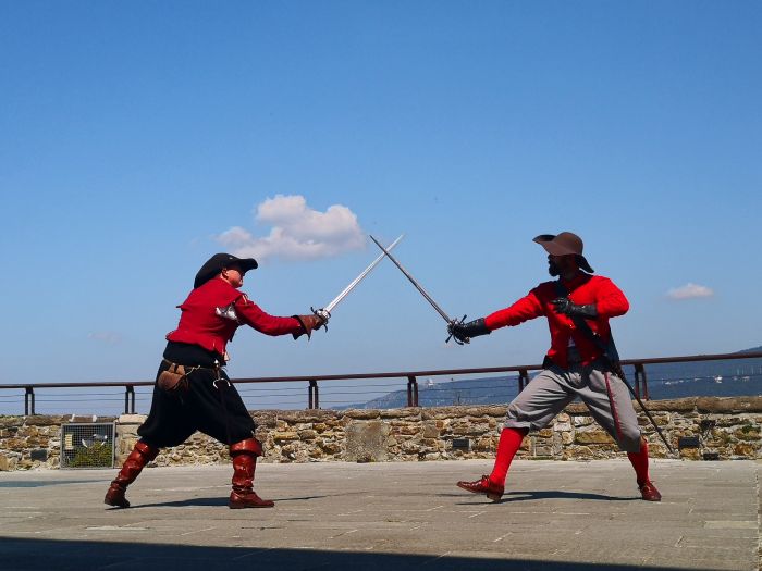“Le stagioni delle armi”: sabato e domenica moschettieri e duellanti al Castello di San Giusto