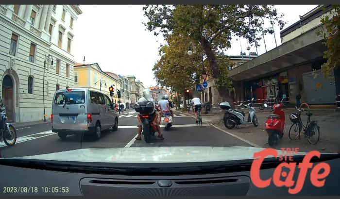 Viale Miramare, ciclista indisciplinato attraversa col rosso: automobilisti arrabbiatissimi