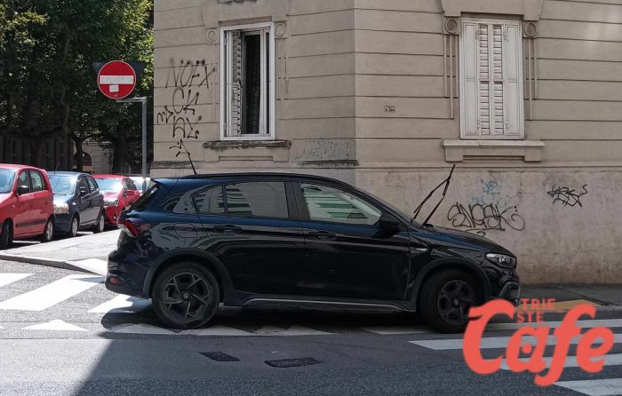 Via Cologna/Kandler, il parcheggio incivile fa infuriare i residenti