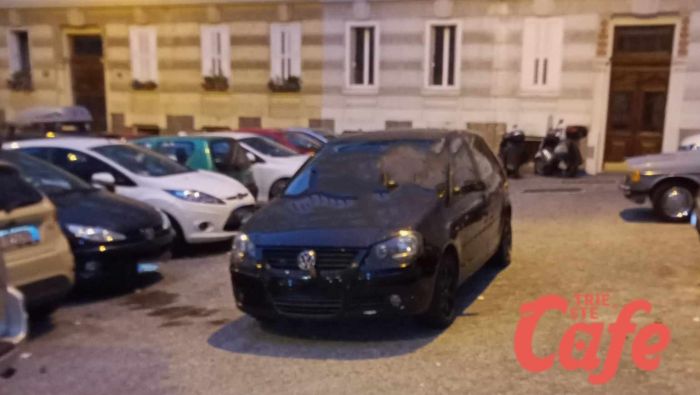 Piazza Da Vinci a Trieste, auto parcheggiata in mezzo alla strada 
