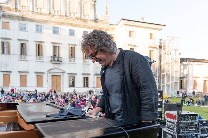 A Porcia per la prima volta un pianoforte risuonerà sul lago della Burida grazie a Remo Anzovino 