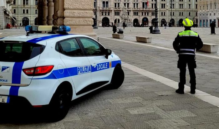 Via Valerio, vedono la polizia locale: uno di loro si dilegua nel bosco, era un latitante! Ora al Coroneo! 