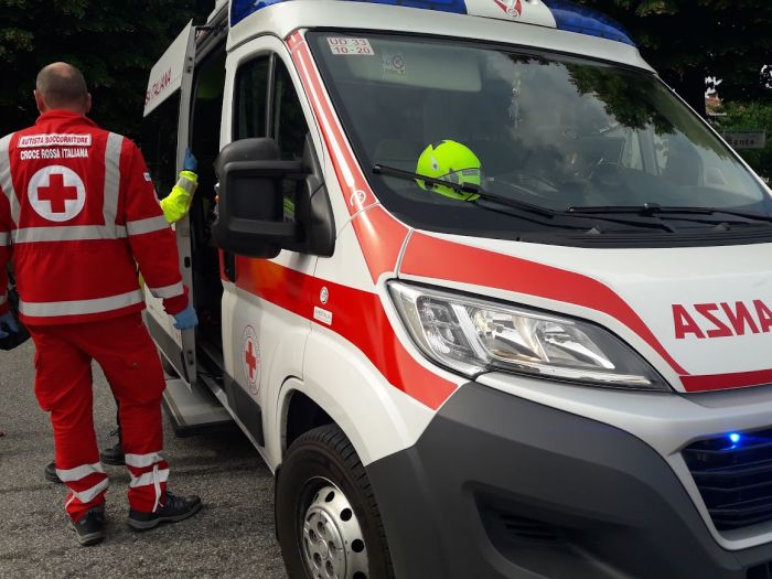 Fvg, perde il controllo finendo fuori strada: conducente di un'auto all'ospedale