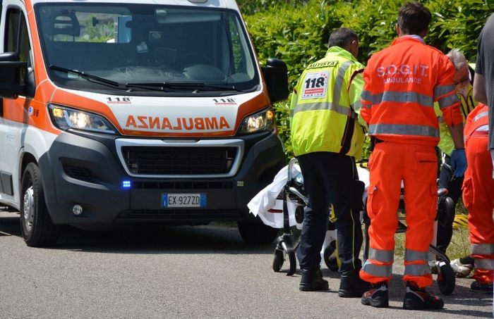 Fvg, perde il controllo della moto e finisce in un fossato a bordo strada:35enne morto sul colpo 