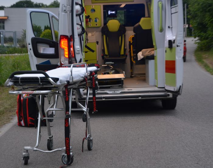 Alla guida della sua auto di schianta contro un palo
