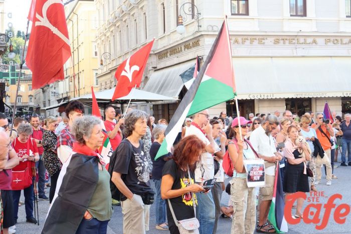 Trieste in corteo: in centinaia per dire “no” alla Guerra nel Porto Franco (FOTO-VIDEO)