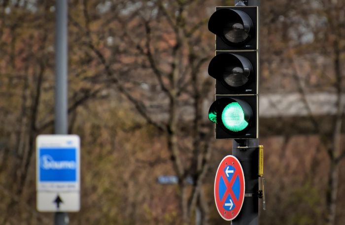 Triestino furioso sui social: “Multate i pedoni che passano col rosso, sono peggio degli automobilisti”