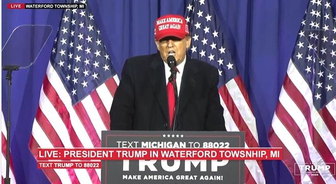 Trump lancia le sue sneaker dorate con la bandiera Usa
