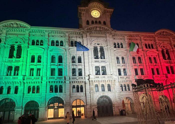 Palazzo Municipale illuminato dal Tricolore in occasione della Giornata dell'Unità Nazionale