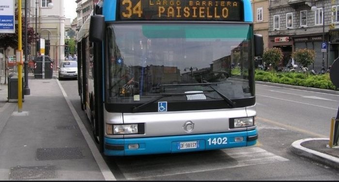 Gesto di altruismo suL bus a Trieste: anziana ritrova la borsa grazie a un giovane sconosciuto