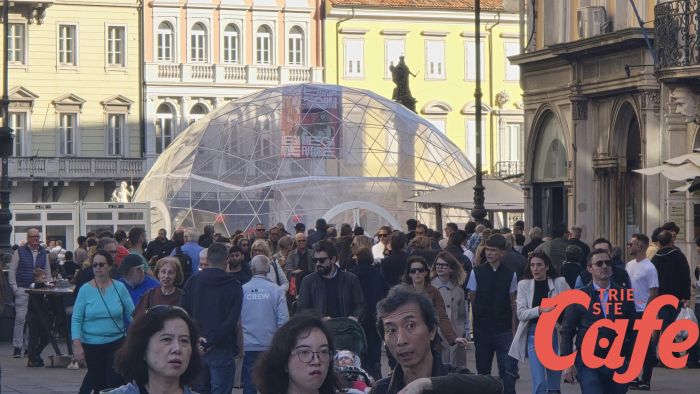 Turismo - boom a Trieste per Ognissanti: il centro si riempie di visitatori da ogni dove! (FOTO)