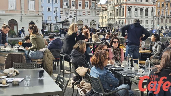 Domenica con centro preso d’assalto, folla tra sole e vento: Trieste si riaccende con la primavera (FOTO)