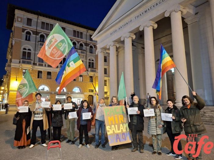 “La sicurezza si costruisce con la giustizia sociale, non con le armi”: successo per il flash mob pacifista