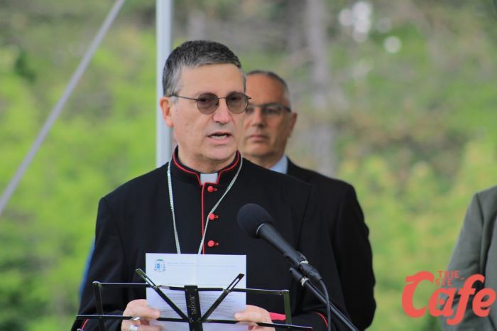 Il messaggio del vescovo di Trieste: "Vivere la Pasqua vincendo le tenebre delle violenze"