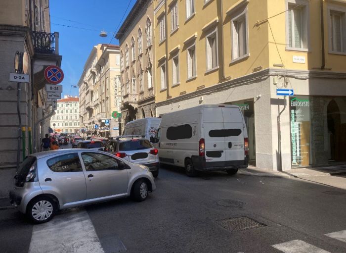 Via Ginnastica, sosta breve e carico/scarico: Adesso Trieste e Punto Franco chiedono interventi