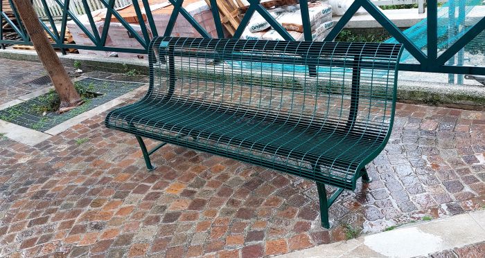 Via Chiabrera ritrova i suoi spazi di sosta: nuove panchine e un segnale concreto di attenzione al rione