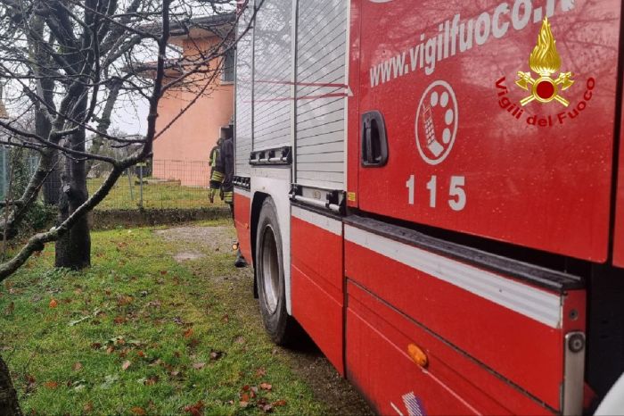 Esplosione in un appartamento in Fvg, incendio domato e verifiche sull’edificio