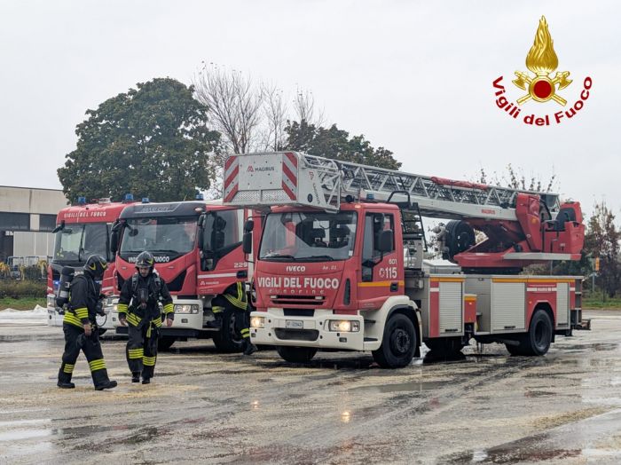 Incendio in un’azienda agricola, vigili del fuoco in azione per domare le fiamme in un silos di cereali