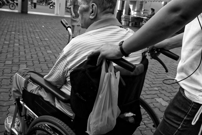 Trieste, al via un corso gratuito per diventare badanti: iscrizioni aperte con le ACLI