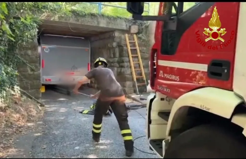 Navigatore lo tradisce: roulotte incastrata nel sottopasso di Montebello, intervengono i Vigili del fuoco