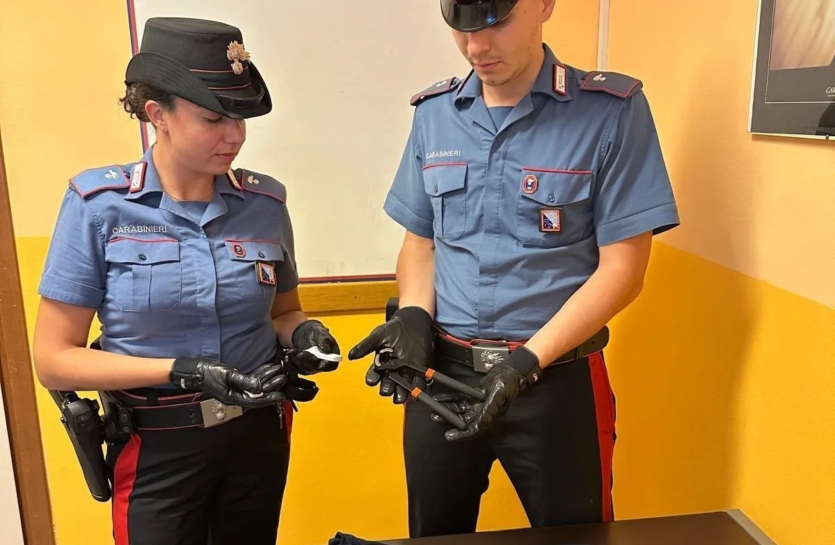Furto in un negozio di abbigliamento: coppia fermata con una pinza per togliere gli antitaccheggio