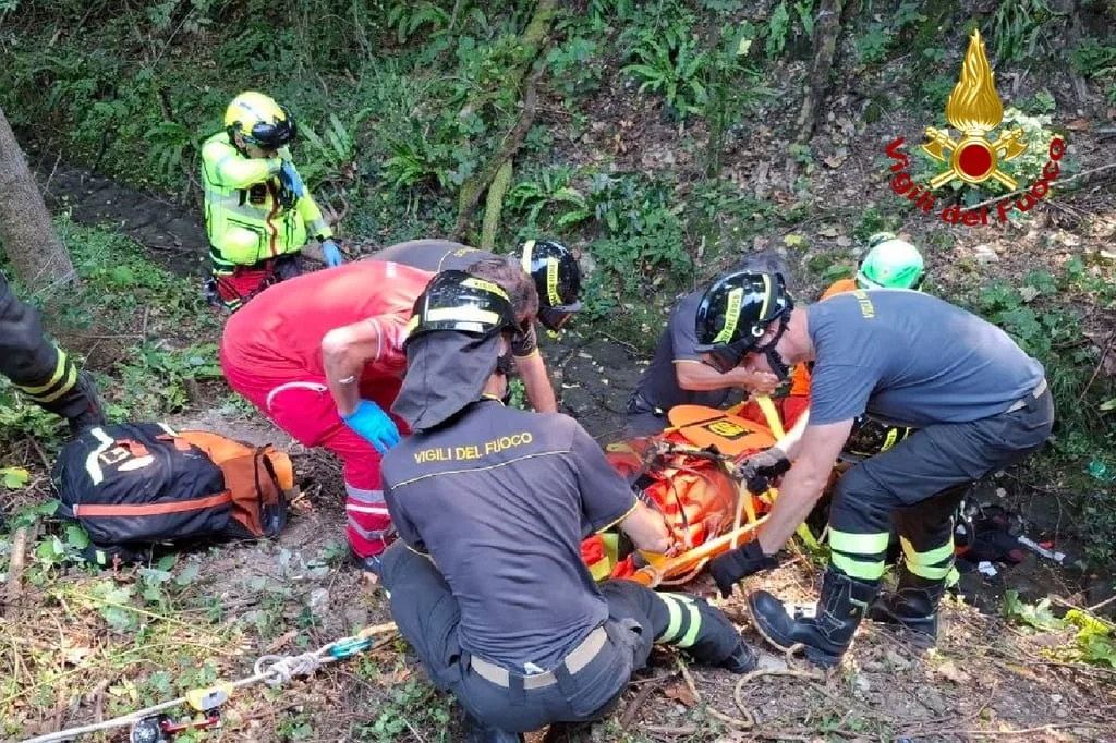 Fvg, esce di strada con la moto e precipita in un dirupo: mobilitati Vigili del fuoco e squadra SAF