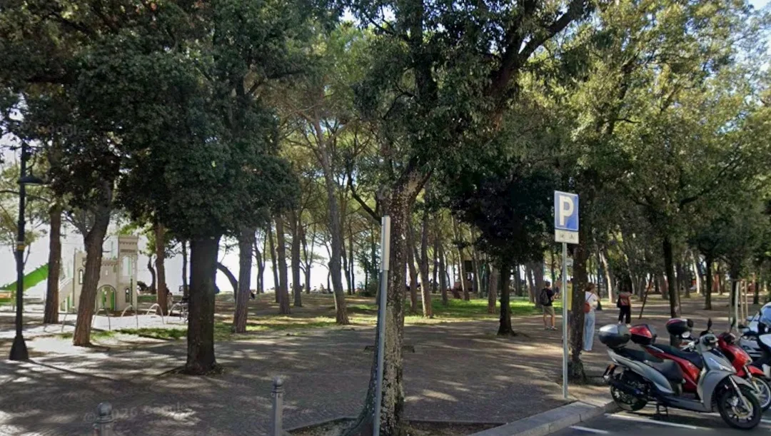 Barcola, allarme tra le famiglie: “Fotografie di nascosto a ragazze minorenni”, chiesti più controlli