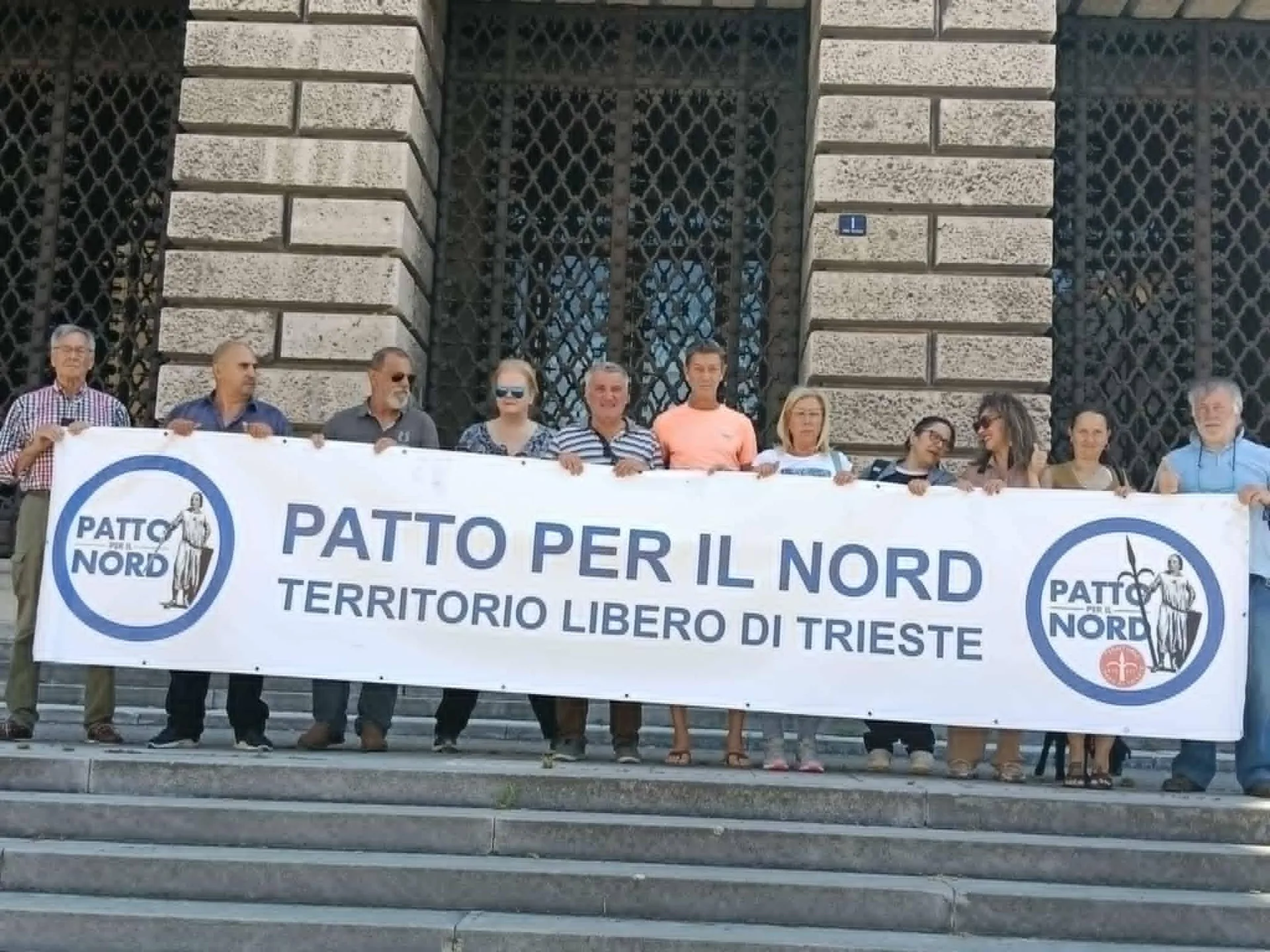 Trieste, 2 giugno alternativo: una decina di persone al presidio del Territorio Libero in Foro Ulpiano