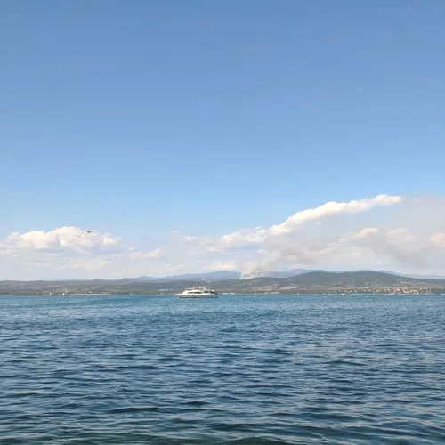 Incendio boschivo in Slovenia: visibile una colonna di fumo dal mare