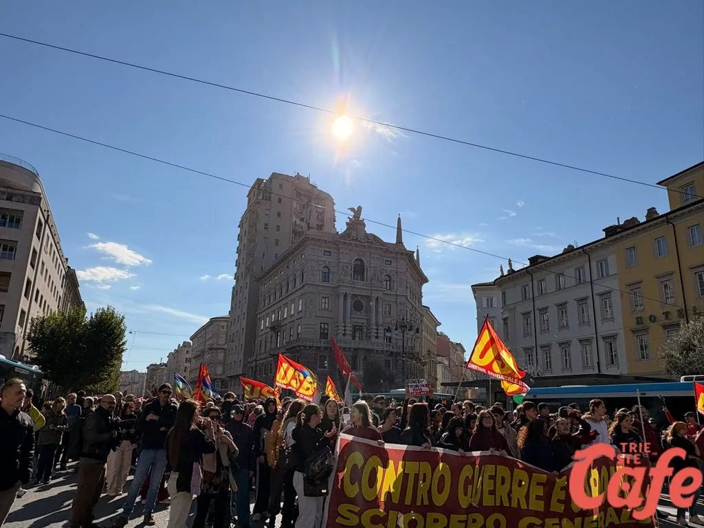 Trieste, il corteo arriva in piazza Oberdan: la manifestazione verso la fase conclusiva