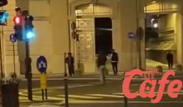 Trieste, lite nella notte in largo Santos: tre persone si dileguano all’arrivo di un carabiniere (VIDEO)