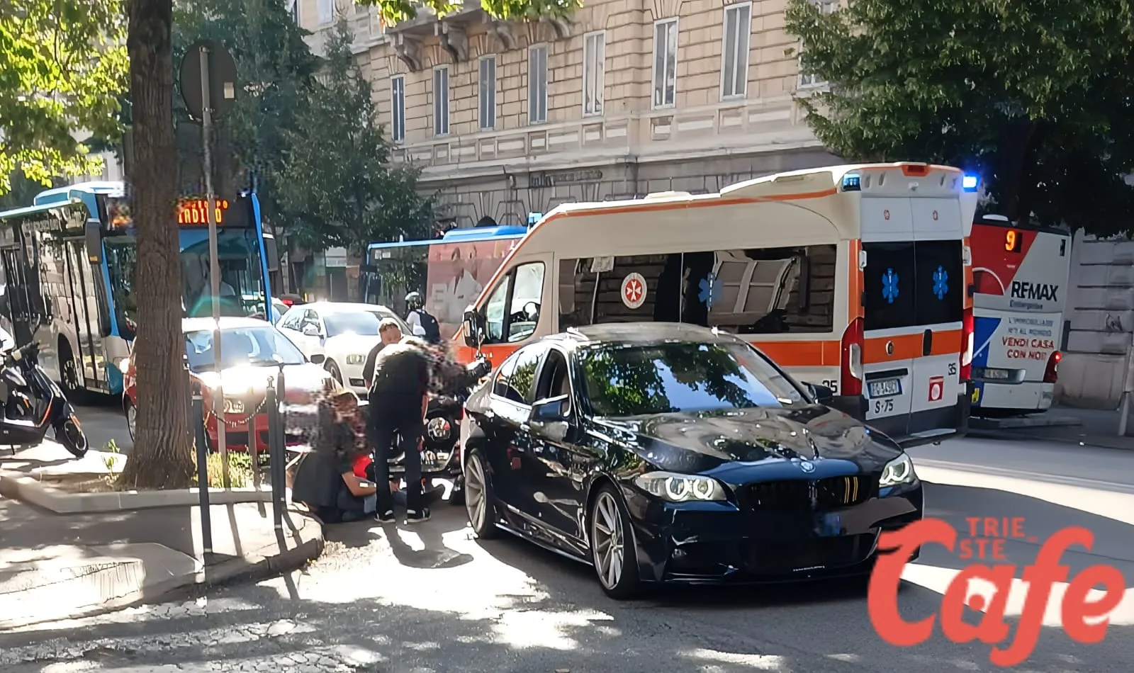 Incidente tra auto e scooter in via Battisti, traffico in tilt