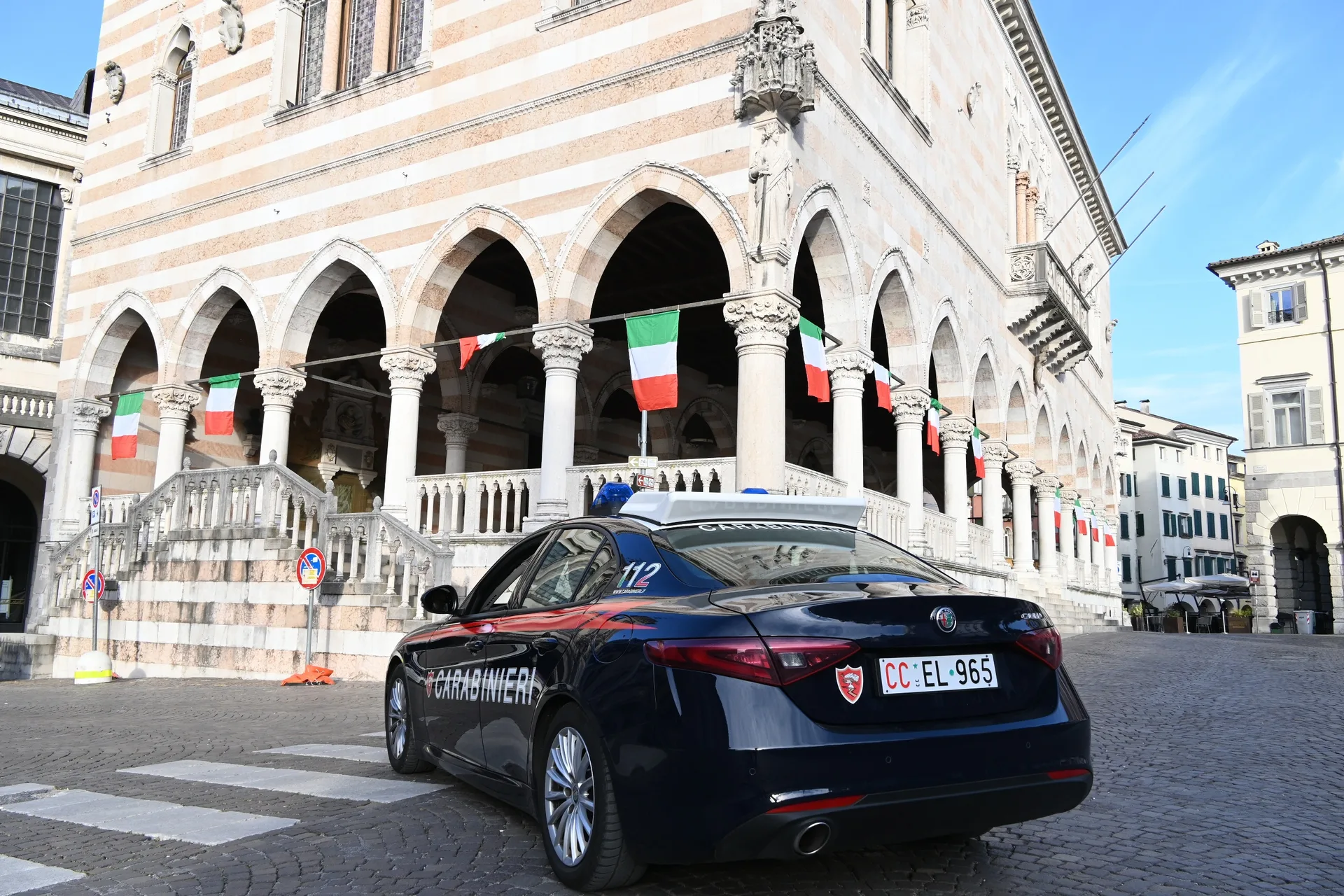 Lancia bottiglie e prende a calci le auto parcheggiate: arrestato dopo l'aggressione ai Carabinieri