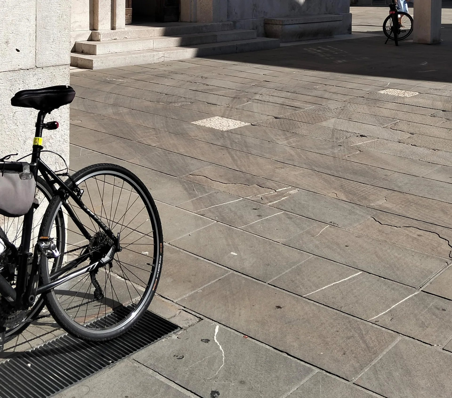 Muggia, biciclette contromano in centro: una quarantina di multe da 42 euro