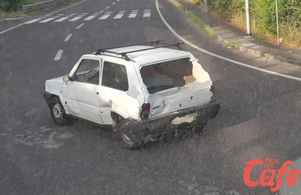 Incidente sulla sopraelevata di Muggia: auto distrutta dopo un tamponamento