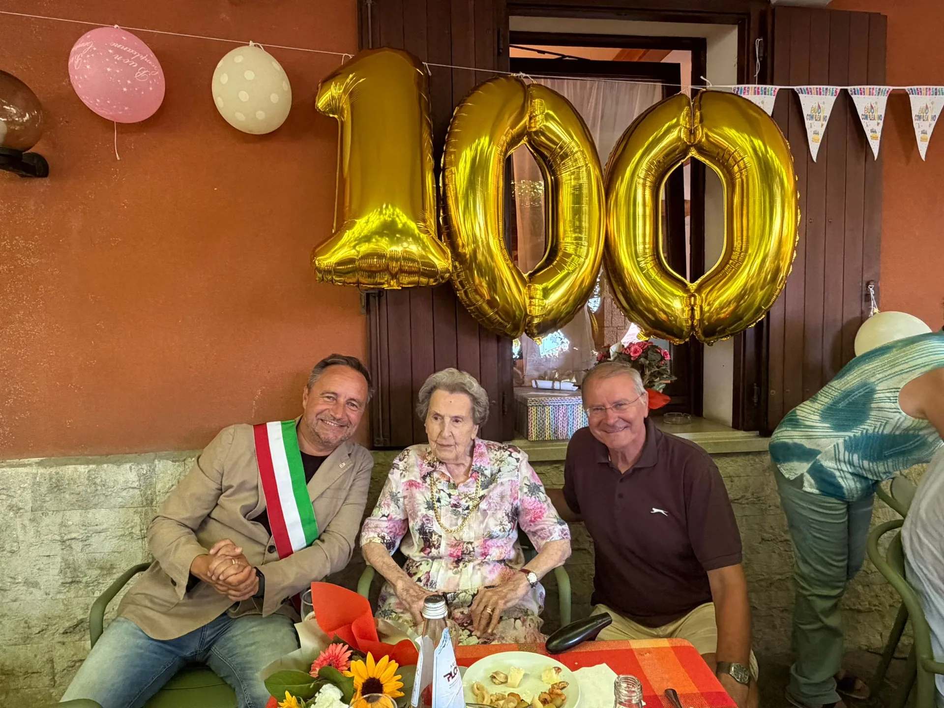 Duino, Elsa Cargnelutti compie 100 anni: brindisi speciale con il sindaco Igor Gabrovec (VIDEO) 