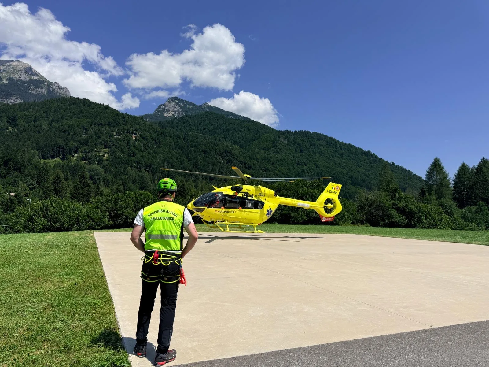 Forni di Sopra, si frattura una gamba sul sentiero per Malga Tartoi: soccorso escursionista straniero