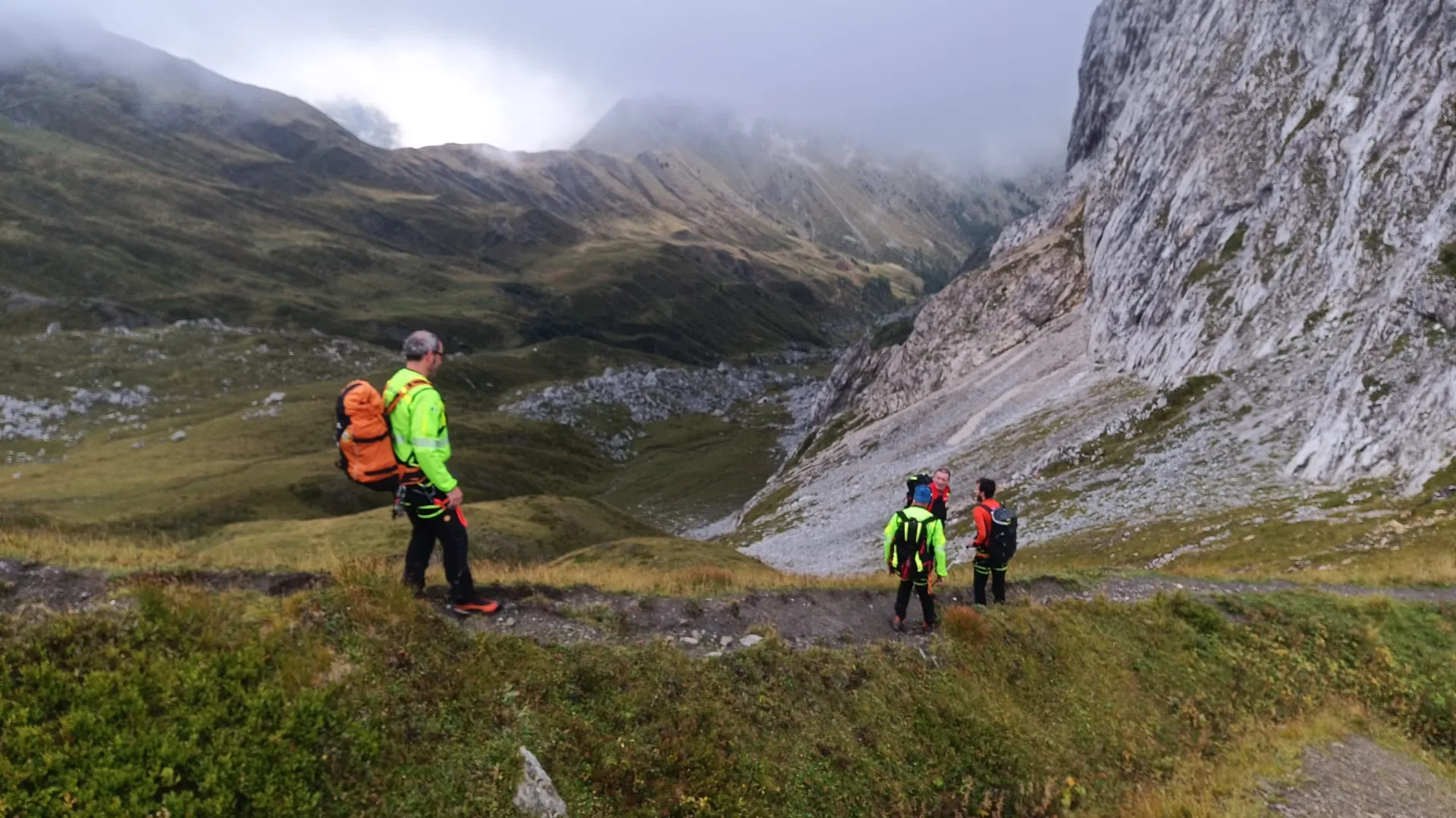 Forni Avoltri, alpinista ferito sulla Cima della Miniera: maxi intervento tra nubi, pioggia e parete verticale
