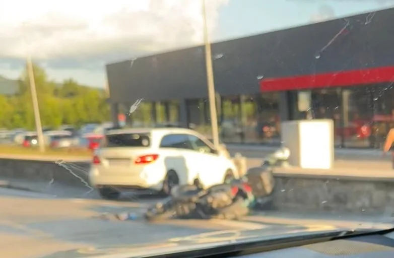 Trieste, incidente in via Flavia: coinvolti auto e scooter nel pomeriggio: feriti a Cattinara