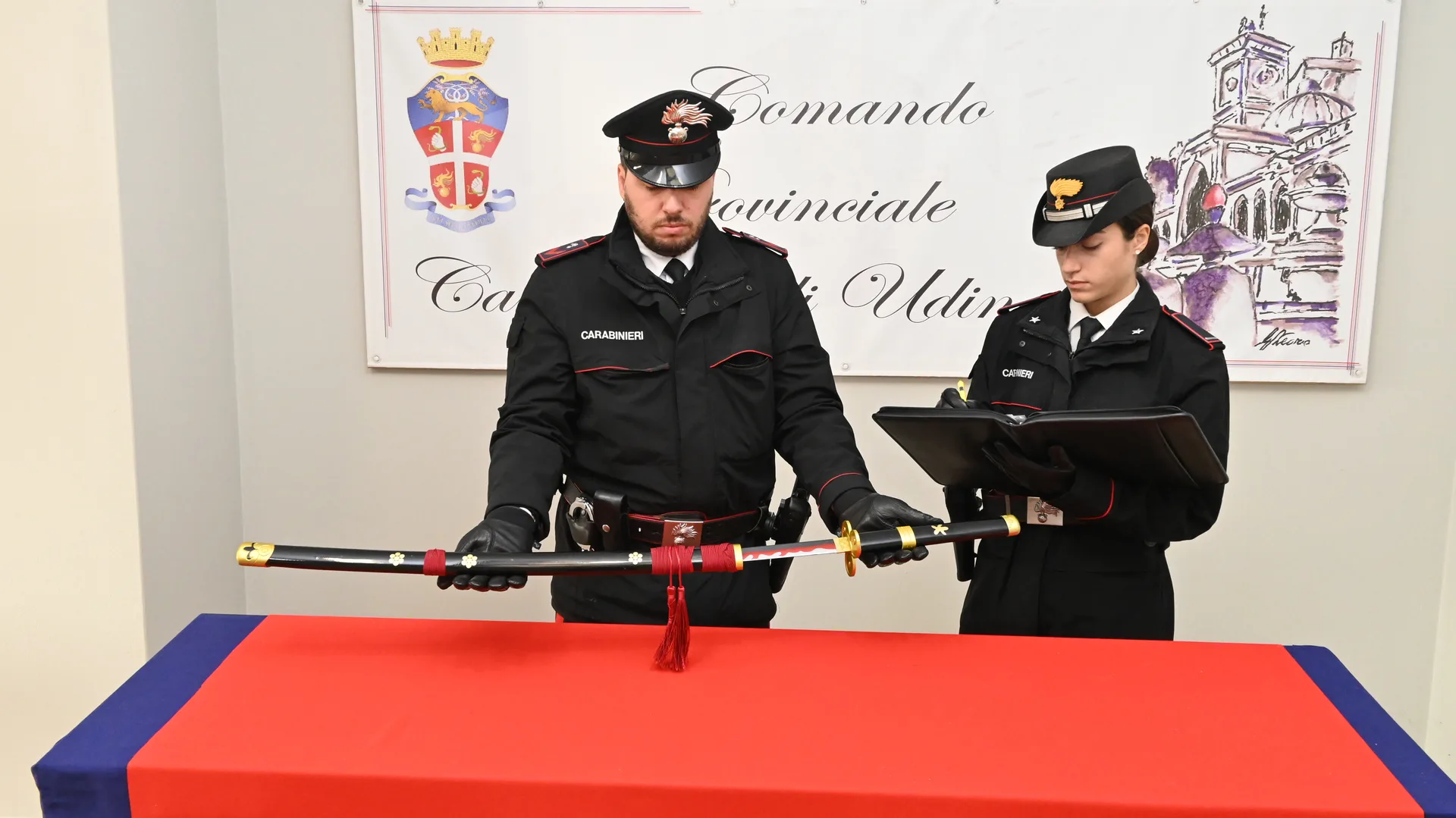 In bici nella notte con una katana di 96 centimetri sulla schiena: fermato dai Carabinieri