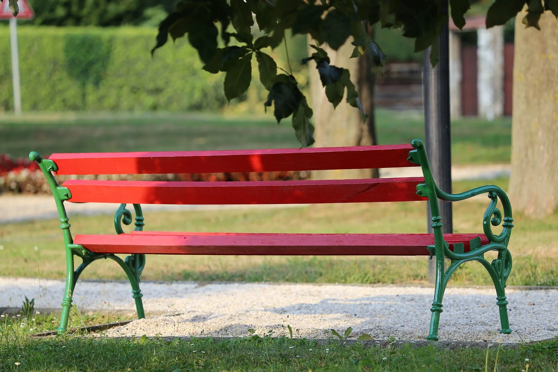Vandalizzata la panchina rossa di Gorizia contro la violenza sulle donne