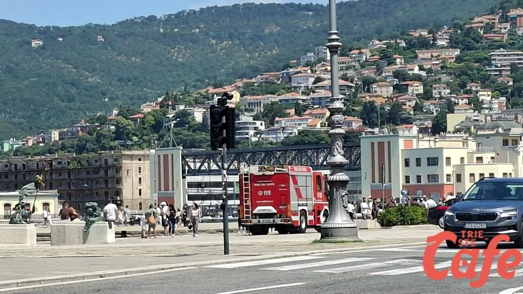 Trieste, auto precipita in mare in zona Molo Audace: giovane trasportato a Cattinara