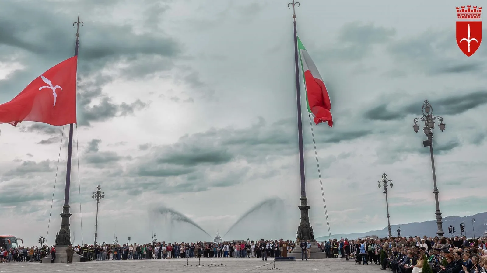 Piazza Unità, confermato l'imbandieramento per le domeniche estive con il sostegno di Fondazione CRTrieste