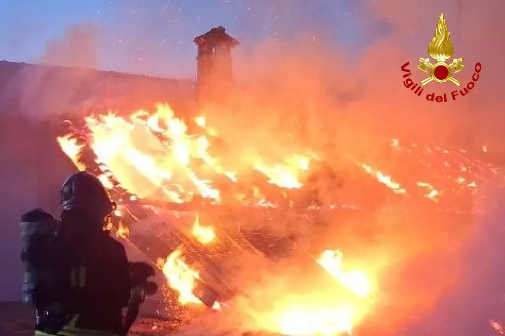 Paura ad Aviano, rogo all'alba coinvolge casa e deposito: massiccio intervento dei Vigili del fuoco