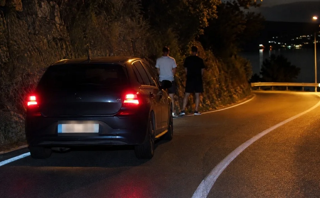 Sistiana, sosta pericolosa nella notte: “Fermi in curva mentre urinavano lungo la carreggiata”